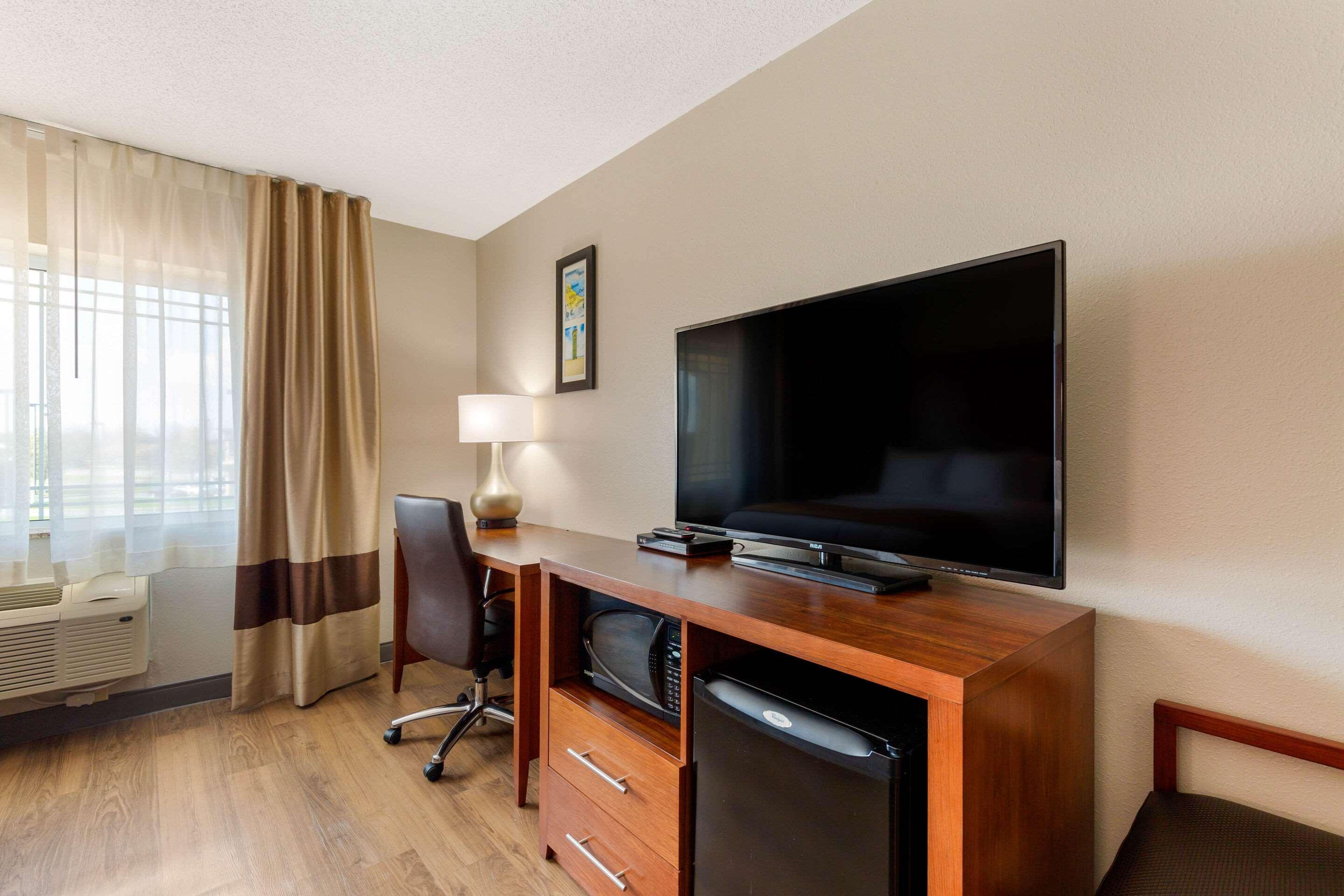 Comfort Inn & Suites Milford Exterior photo