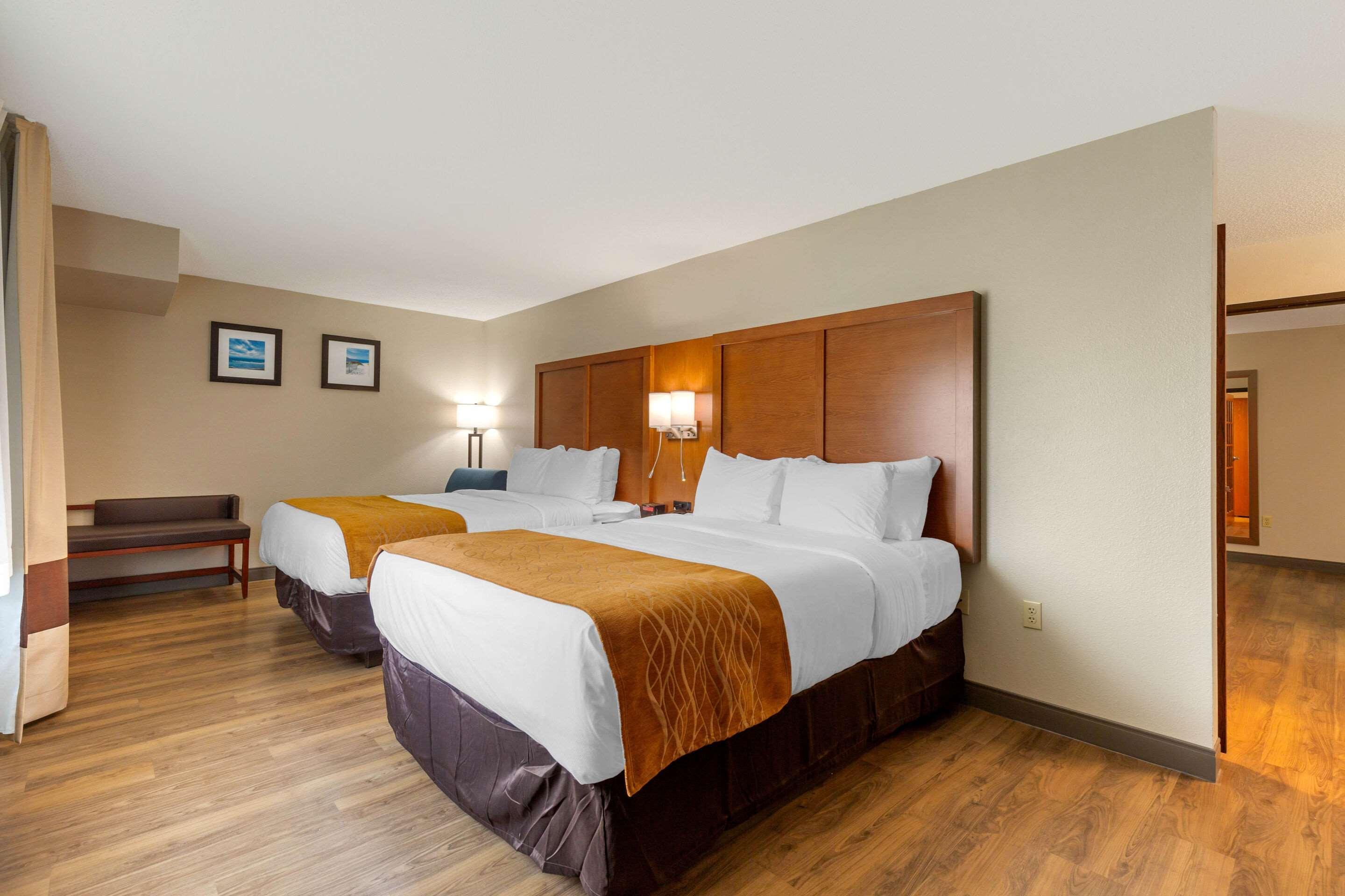 Comfort Inn & Suites Milford Exterior photo